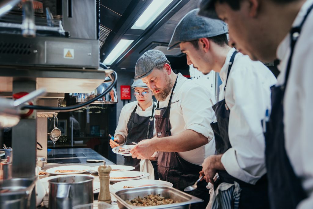 Le Chef Romain Brillat entouré de sa brigade en cuisine